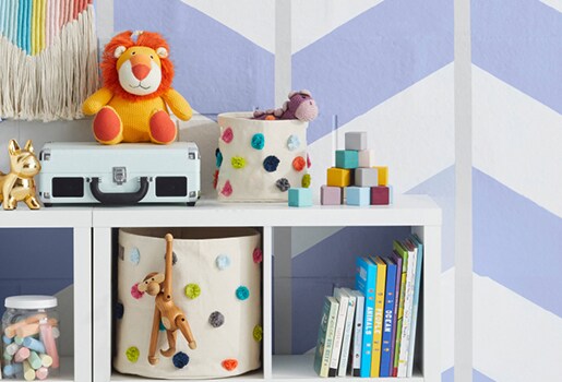 Quarto das crianças com pintura nova e brinquedos em ordem.
