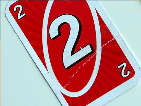 jogo de cartas reparado com Fita Transparente Scotch®.
