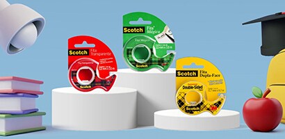 Material escolar e packshot Magic Scotch® Tape e packshot Double Sided Scotch® Tape.
