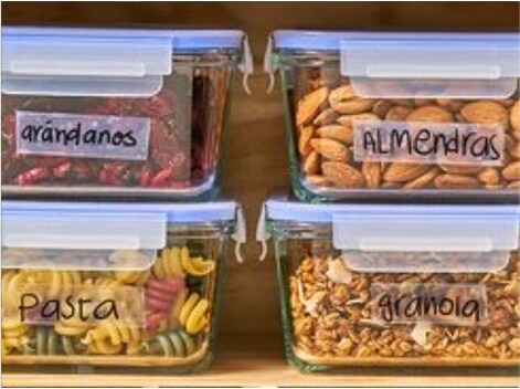 Recipientes de vidro com alimentos e etiquetas Fita Mágica Scotch®.
