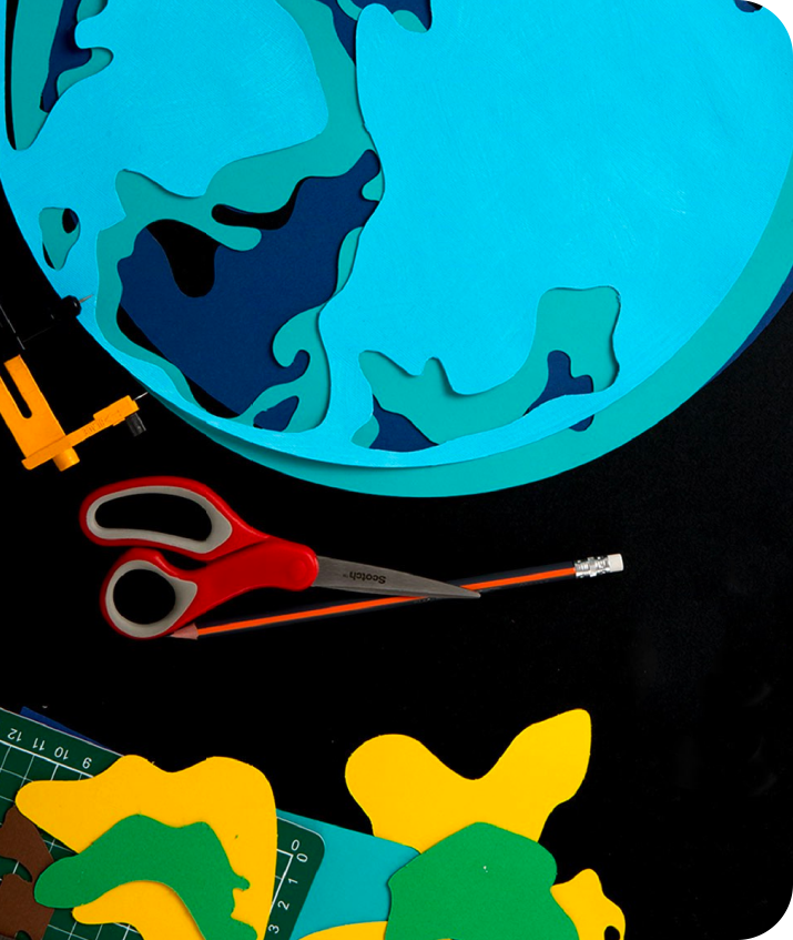 Planeta artesanal com tesoura vermelha abaixo.