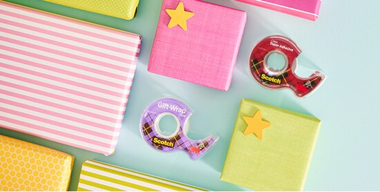 Presente rosa e verde com fita vermelha e verde.
