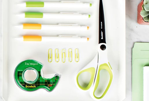 Mesa com canetas, Fita Mágica Scotch®, tesouras e artigos de papelaria em geral.
