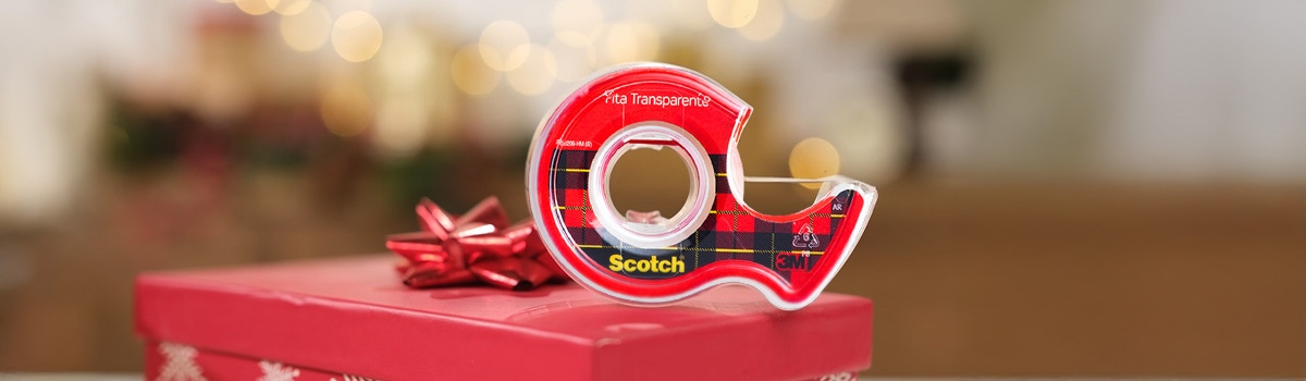 Fita transparente vermelha em cima de um presente vermelho.
